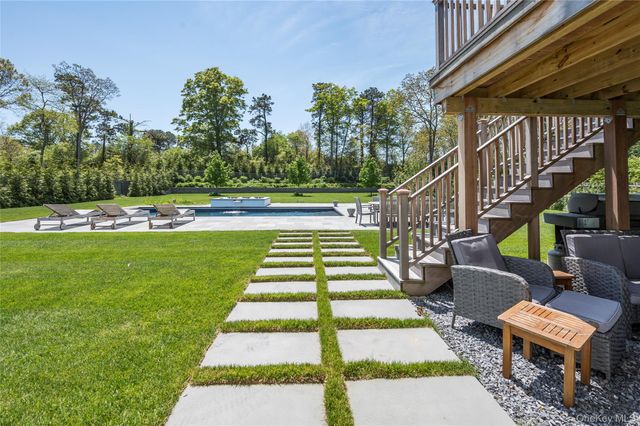 78 North Road B, Hampton Bays, NY 11946