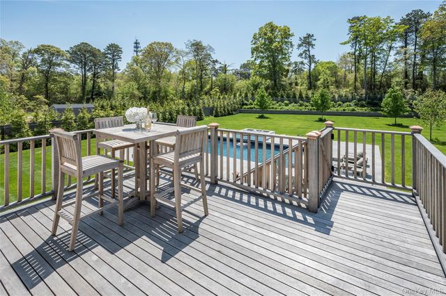 78 North Road B, Hampton Bays, NY 11946
