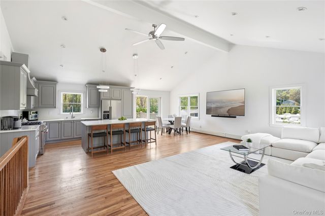 78 North Road B, Hampton Bays, NY 11946