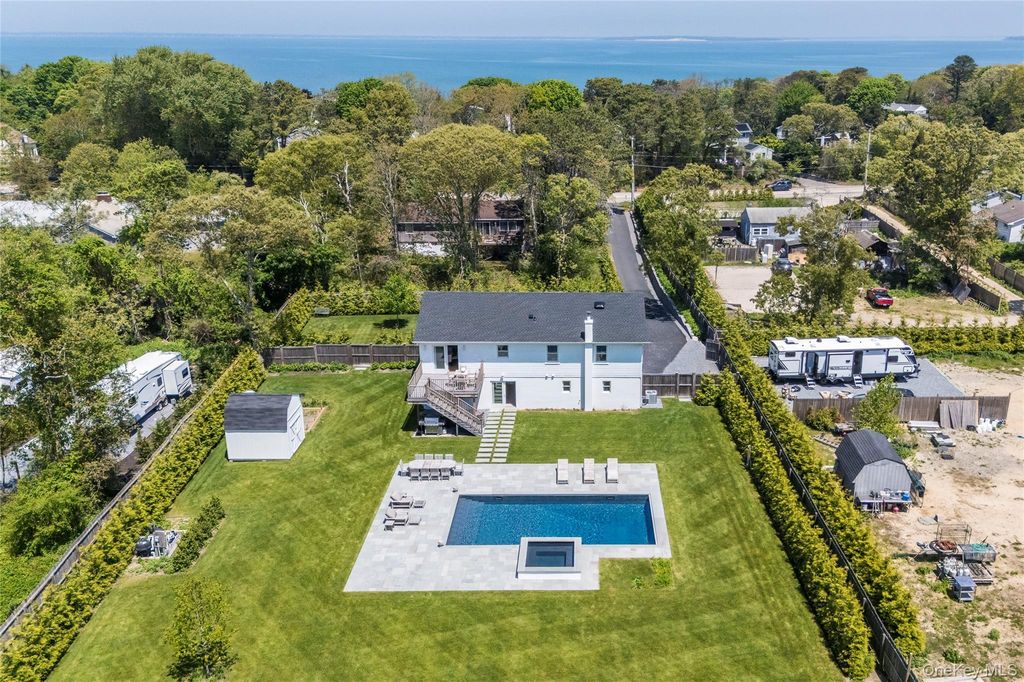 78 North Road B, Hampton Bays, NY 11946