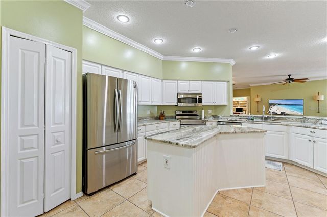 8715 HIDDEN GREEN LANE, Tampa, FL 33647