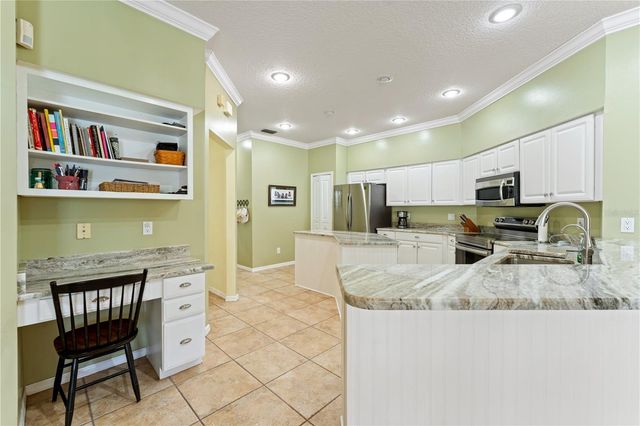 8715 HIDDEN GREEN LANE, Tampa, FL 33647