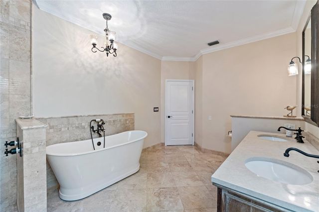 8715 HIDDEN GREEN LANE, Tampa, FL 33647