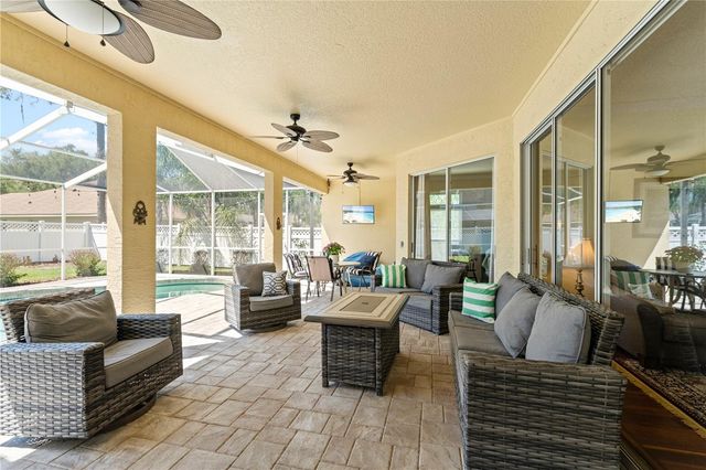 8715 HIDDEN GREEN LANE, Tampa, FL 33647