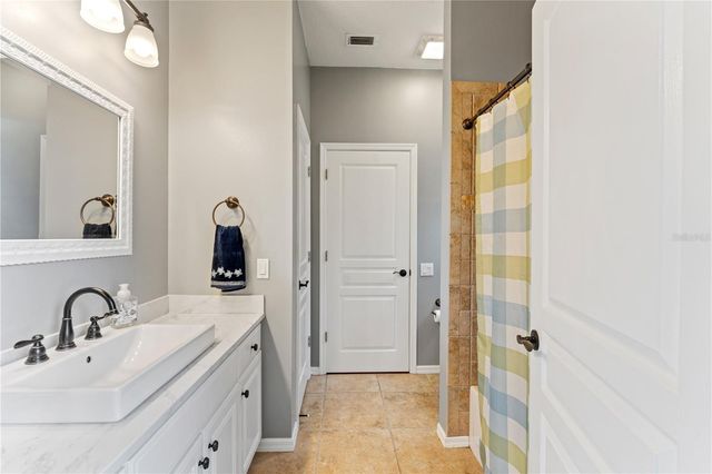 8715 HIDDEN GREEN LANE, Tampa, FL 33647