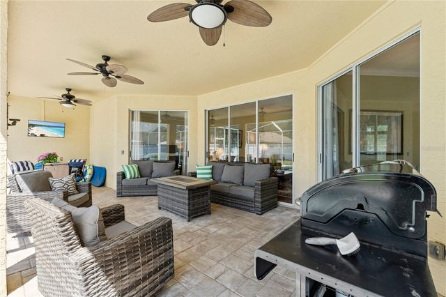 8715 HIDDEN GREEN LANE, Tampa, FL 33647