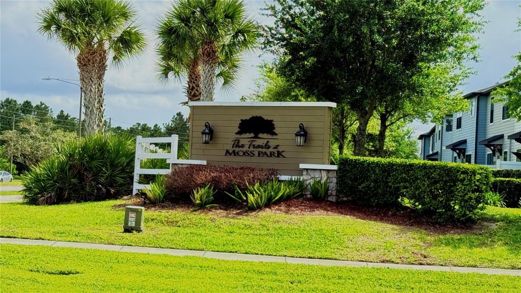 Image 2 of property listing at 11540 WHISTLING PINE WAY, Orlando, FL 32832