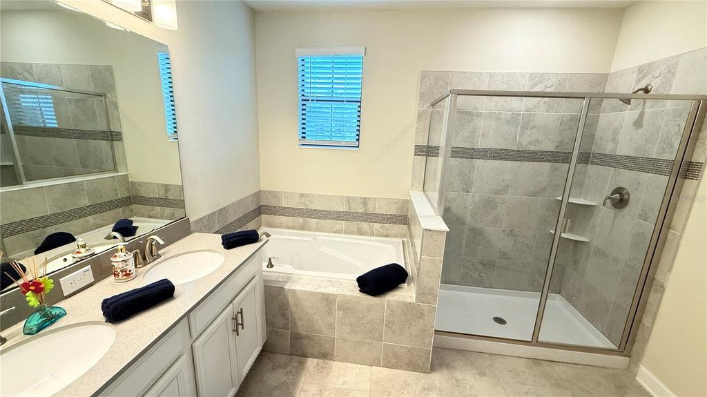 Image 25 of property listing at 11540 WHISTLING PINE WAY, Orlando, FL 32832