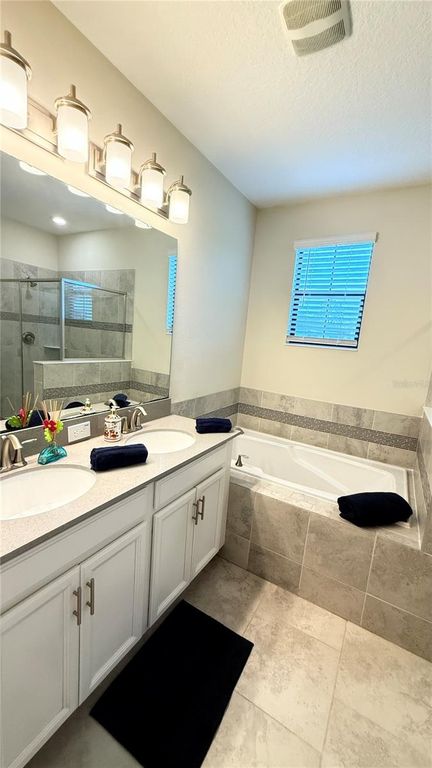 Image 26 of property listing at 11540 WHISTLING PINE WAY, Orlando, FL 32832