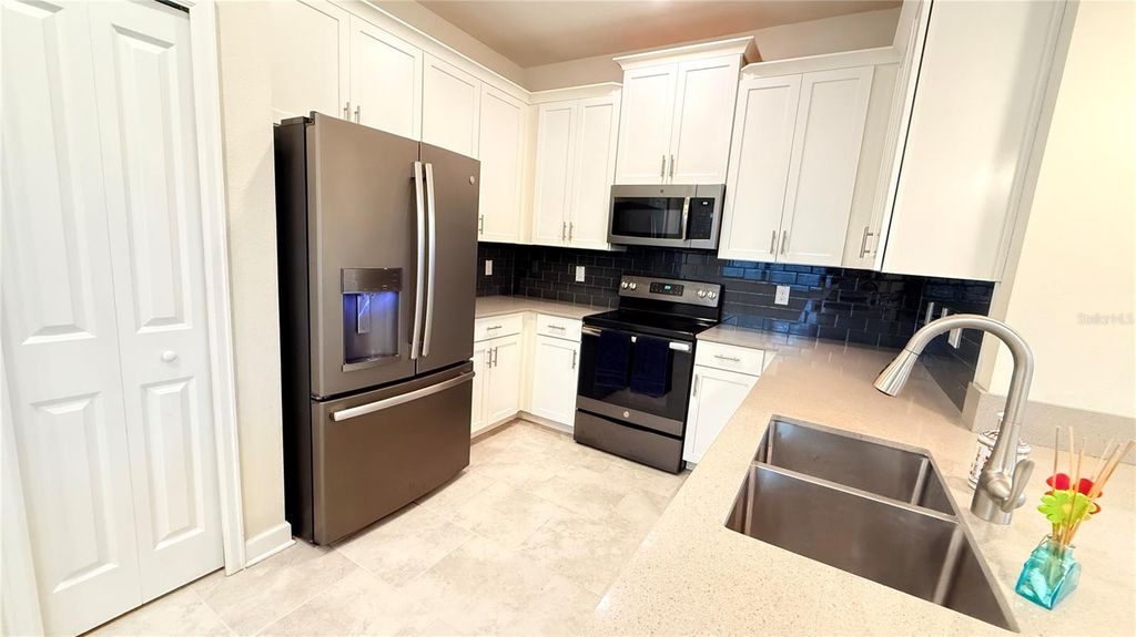 Image 5 of property listing at 11540 WHISTLING PINE WAY, Orlando, FL 32832