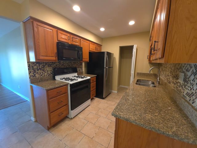 1665 Coach Drive 201, Naperville, IL 60565