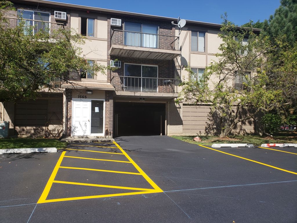 1665 Coach Drive 201, Naperville, IL 60565