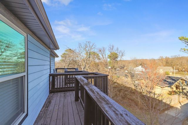 1986 N Bourbon Drive, Fayetteville, AR 72703