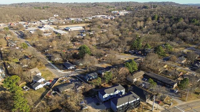 1986 N Bourbon Drive, Fayetteville, AR 72703