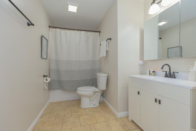 8213 Middle Mount Vernon Road, Evansville, IN 47712