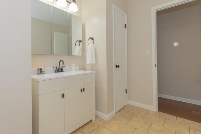 8213 Middle Mount Vernon Road, Evansville, IN 47712