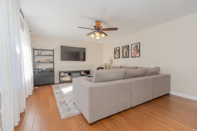 8213 Middle Mount Vernon Road, Evansville, IN 47712