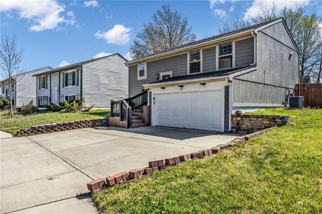 621 E Bristol Lane, Olathe, KS 66061