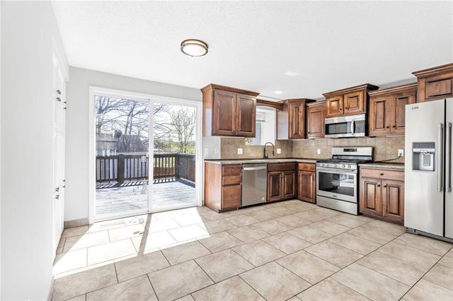 621 E Bristol Lane, Olathe, KS 66061