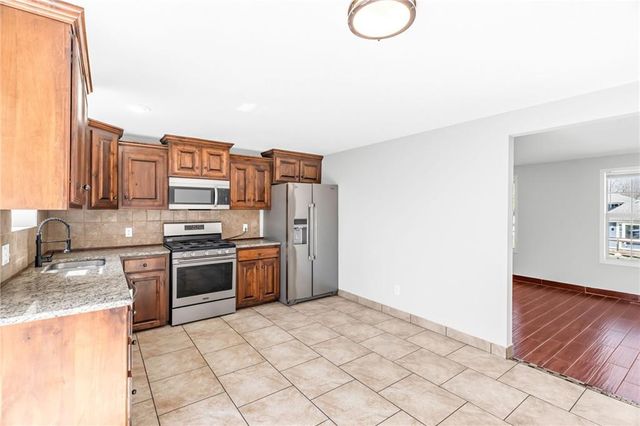 621 E Bristol Lane, Olathe, KS 66061