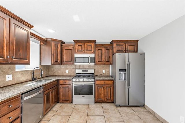 621 E Bristol Lane, Olathe, KS 66061