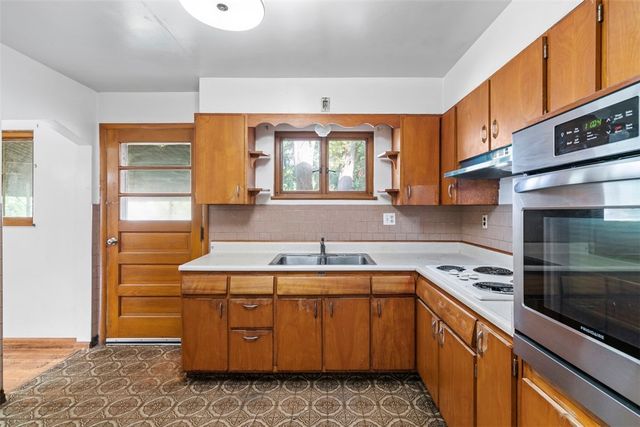 111 Hickory Dr, Chippewa Twp, PA 15010