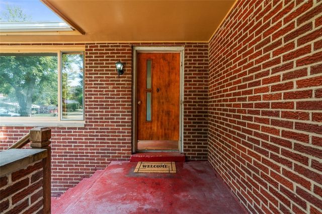 111 Hickory Dr, Chippewa Twp, PA 15010