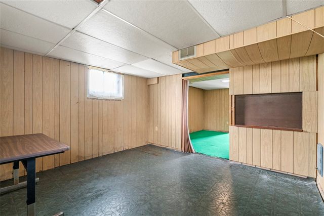 111 Hickory Dr, Chippewa Twp, PA 15010