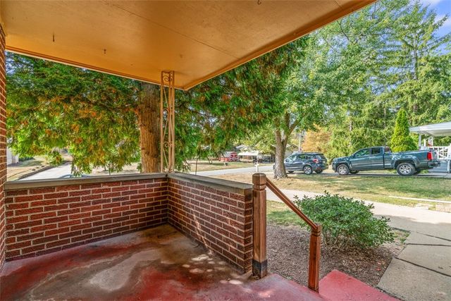 111 Hickory Dr, Chippewa Twp, PA 15010
