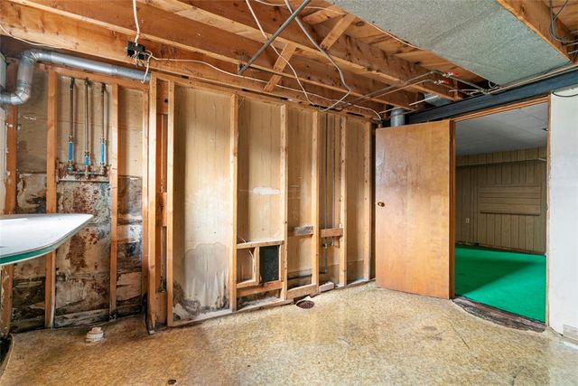 111 Hickory Dr, Chippewa Twp, PA 15010