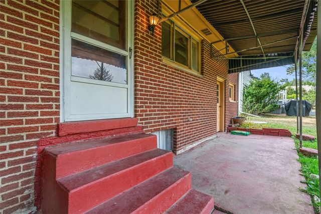 111 Hickory Dr, Chippewa Twp, PA 15010