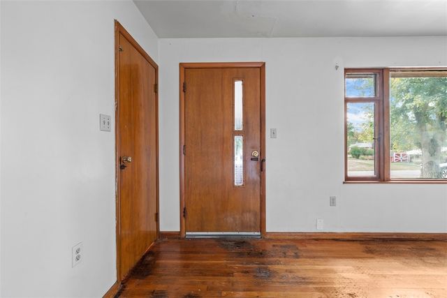 111 Hickory Dr, Chippewa Twp, PA 15010