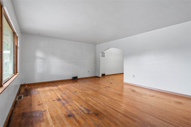 111 Hickory Dr, Chippewa Twp, PA 15010