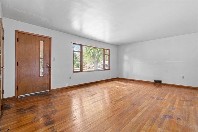 111 Hickory Dr, Chippewa Twp, PA 15010