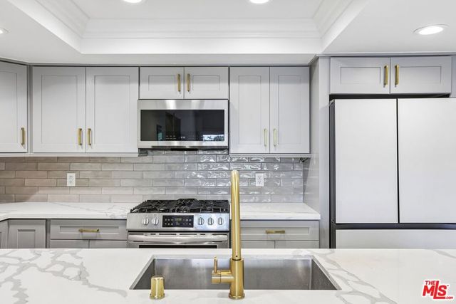 2700 Cahuenga Boulevard E 4313, Los Angeles, CA 90068