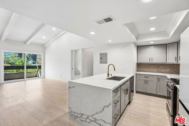 2700 Cahuenga Boulevard E 4313, Los Angeles, CA 90068