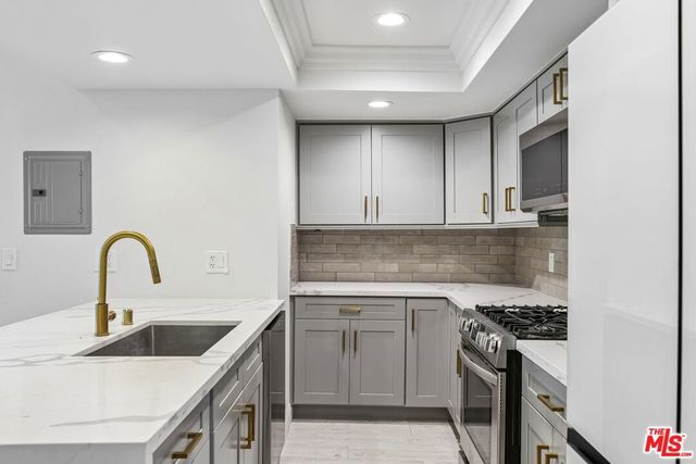 2700 Cahuenga Boulevard E 4313, Los Angeles, CA 90068