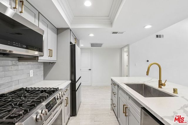 2700 Cahuenga Boulevard E 4313, Los Angeles, CA 90068