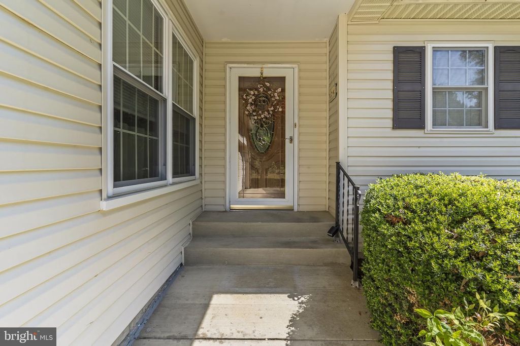 Image 7 of property listing at 15440 SORREL RIDGE LN, Waldorf, MD 20601