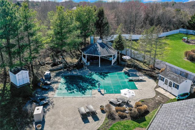 92 Sweetgum Lane, Miller Place, NY 11764
