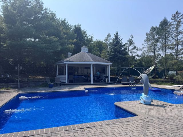 92 Sweetgum Lane, Miller Place, NY 11764
