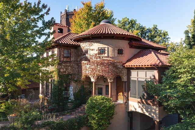 1700 Kenwood Parkway, Minneapolis, MN 55405