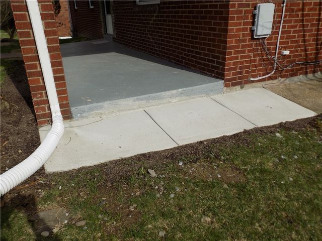 5850 Heberton Dr, Penn Hills, PA 15147