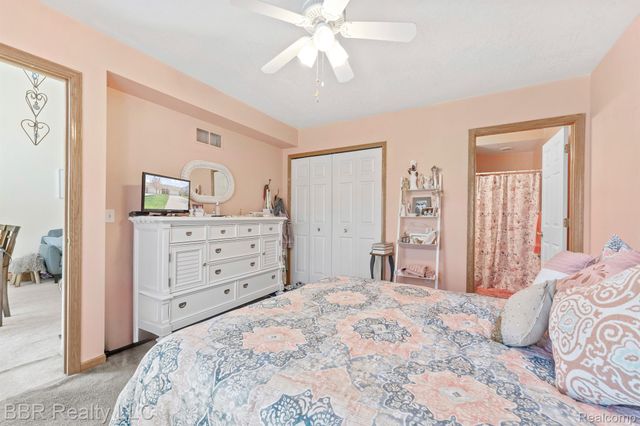 5485 GREENWAY Drive 81, Trenton, MI 48183