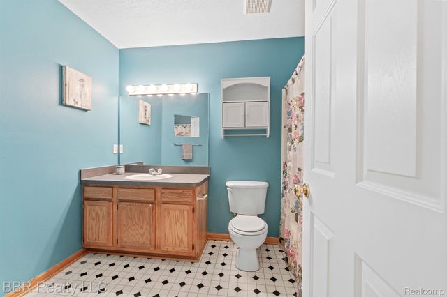 5485 GREENWAY Drive 81, Trenton, MI 48183