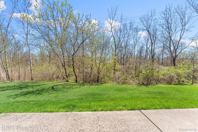 5485 GREENWAY Drive 81, Trenton, MI 48183