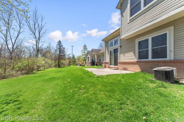 5485 GREENWAY Drive 81, Trenton, MI 48183