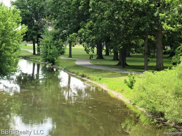 5485 GREENWAY Drive 81, Trenton, MI 48183