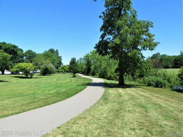 5485 GREENWAY Drive 81, Trenton, MI 48183