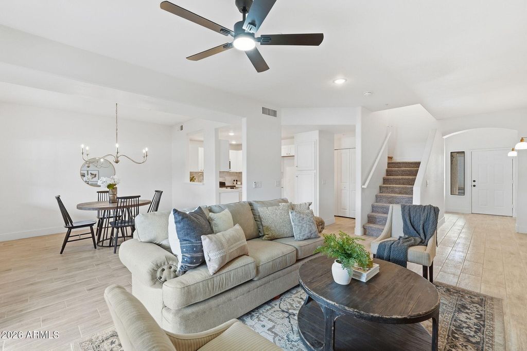 Image 10 of property listing at 13415 N 20TH Street 8, Phoenix, AZ 85022